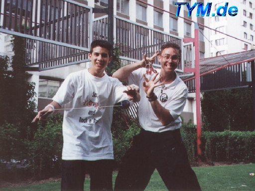 Minky Ze Monkey and Mr. UFO in Paris