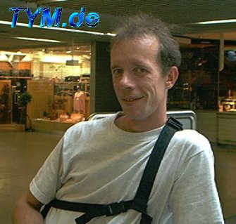 Roli wartet schon in Frankfurt mit dem GYYA Banner fr die WM